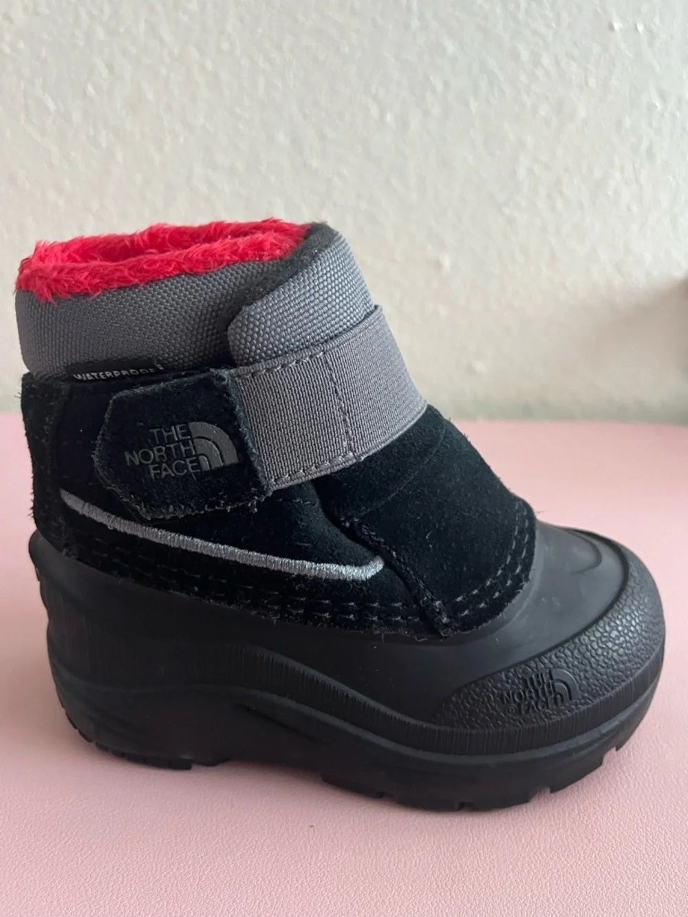 The North Face Toddler Black & Gray Winter Snow Boots with Red Faux-Fur Lining 6